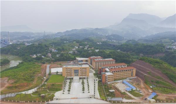 四川省渠縣巖峰職業(yè)學(xué)校如何、怎么樣