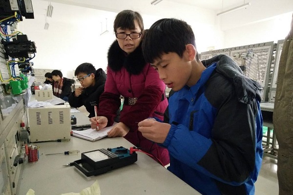 在成都讀中專一年要多少錢？