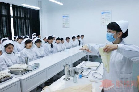 成都大專護士學(xué)校學(xué)費是多少(成都衛(wèi)校學(xué)費一般多少)