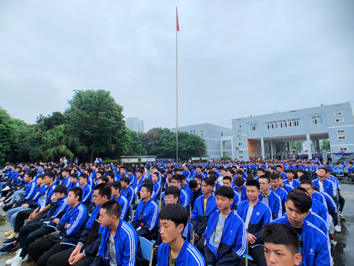李偉強職業(yè)技術學校(李偉強職業(yè)技術學校校服)