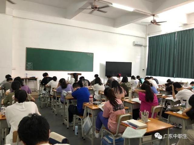 高職學費一般一年多少錢(公辦高職學費一年多少錢)