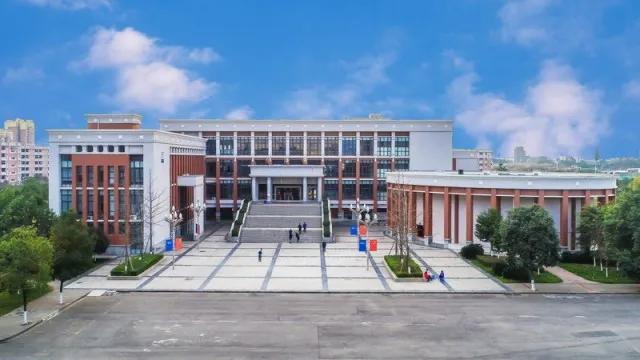 成都職業(yè)技術(shù)學(xué)校航空專業(yè)(成都航空職業(yè)技術(shù)學(xué)校學(xué)費(fèi)多少錢)