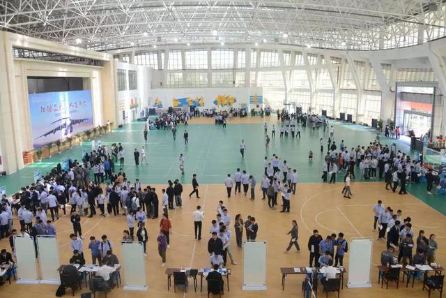 成都空乘職業(yè)技術(shù)學(xué)校(成都航空職業(yè)技術(shù)學(xué)?？粘朔?jǐn)?shù))