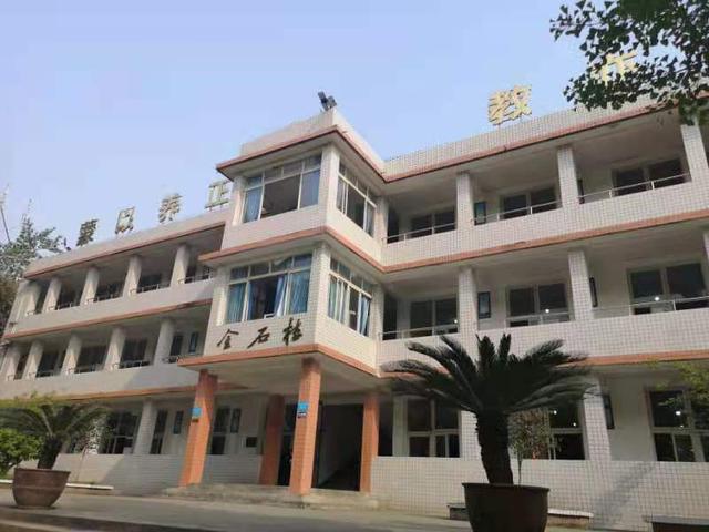 眉山技工學(xué)校(眉山華興技工學(xué)校學(xué)費多少)